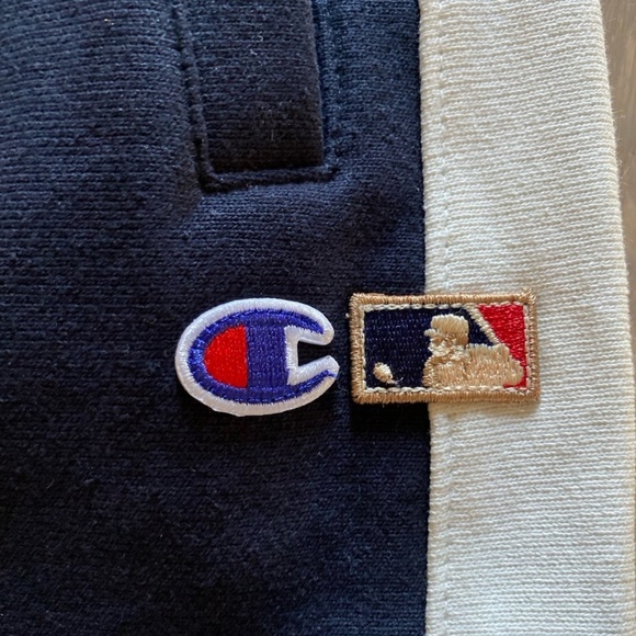 Champion x Yankees Reverse Weave Shorts - Picture 4 of 6
